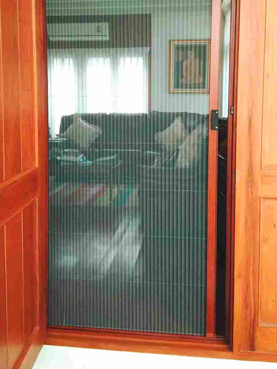 มุ้งจีบประตูลายไม้