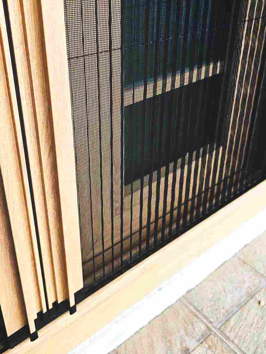 มุ้งจีบประตูลายไม้